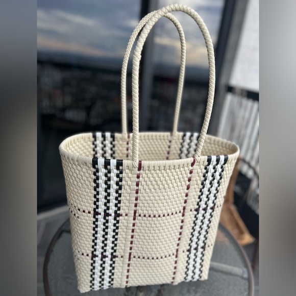 Such a beautiful mix of colors. An elegant and sophisticated way to go out. - Picture 10 of 13